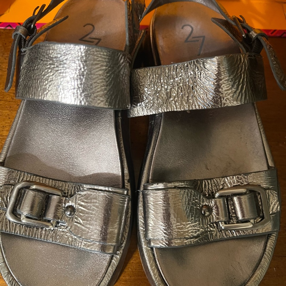 27 EDIT Metallic Silver Textured Leather Buckle Sandals - Picture 1 of 3